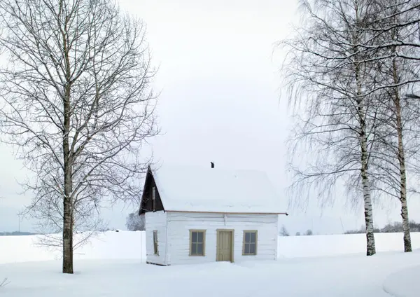 Kindredhuset dekket av snø
