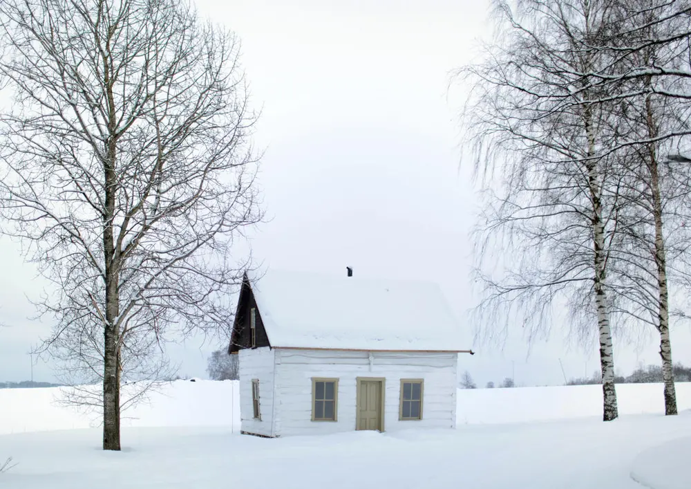 Kindredhuset dekket av snø