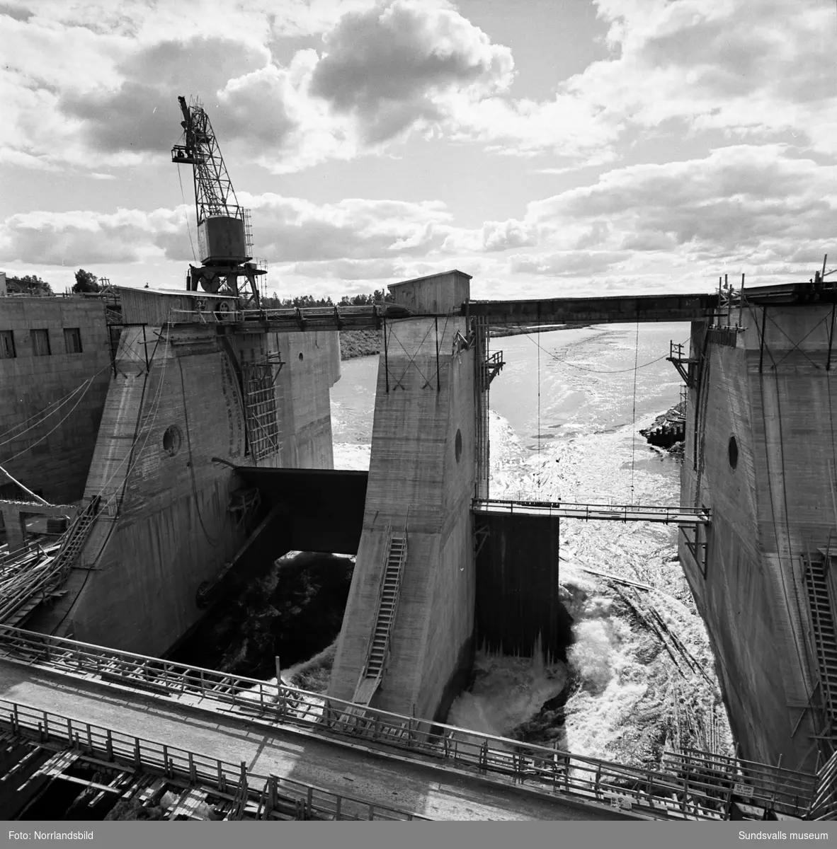 En grupp bilder från det pågående bygget av Bergeforsens kraftverk, ny landsvägsbro och järnvägsbron.