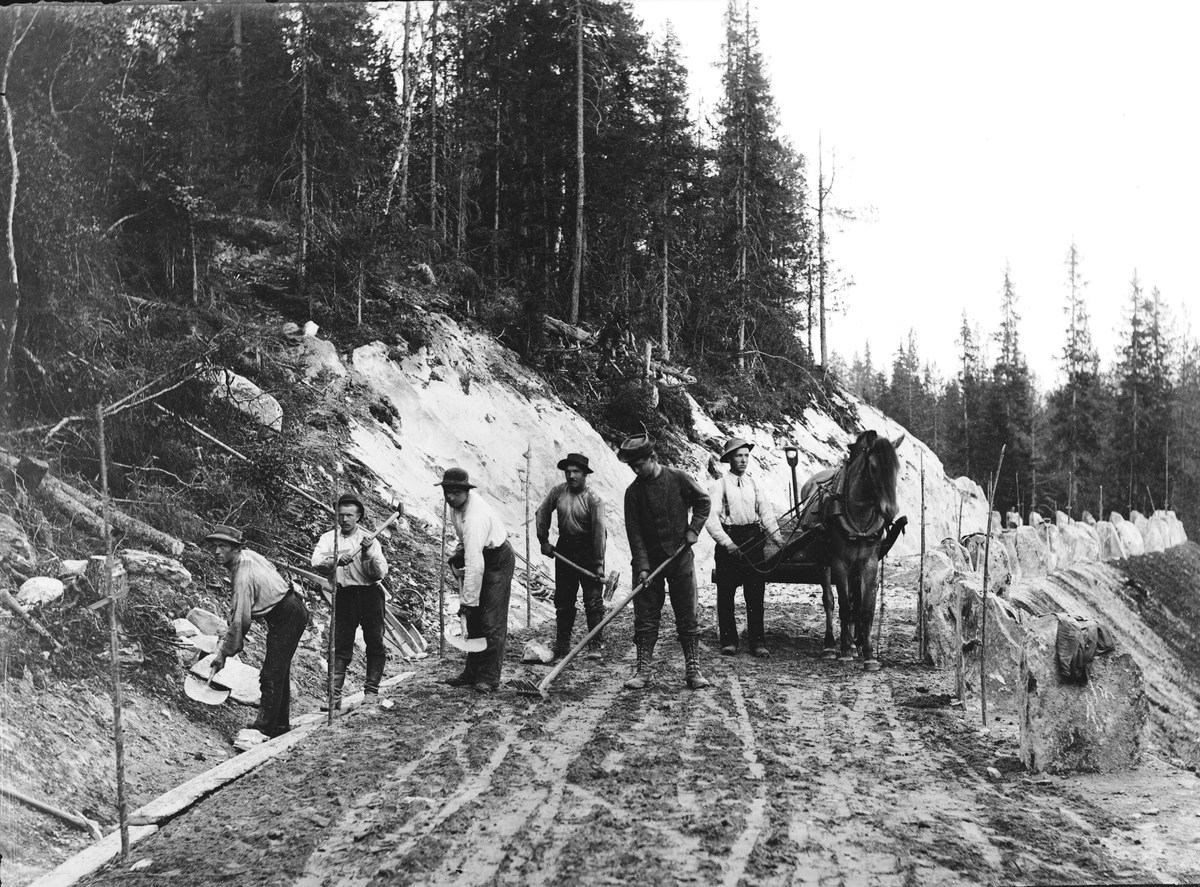 Dokumentasjon av arbeid med et veiprosjekt, ant i Trysil. Ukjente arbeidere. Vegbygging. Dessverre har vi ikke fått bekreftet opplysninger om hvilket prosjekt det er, men det kan være fra 1913, og bygging av vegen mellom Nybergsund og Innbygda.