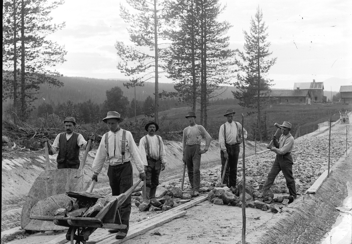 Dokumentasjon av arbeid med et veiprosjekt, ant i Trysil. Ukjente arbeidere. Vegbygging. Dessverre har vi ikke fått bekreftet opplysninger om hvilket prosjekt det er, men det kan være fra 1913, og bygging av vegen mellom Nybergsund og Innbygda.