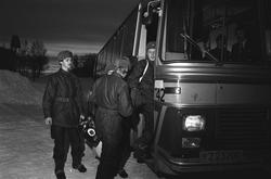 Soldater går ombord på en buss.