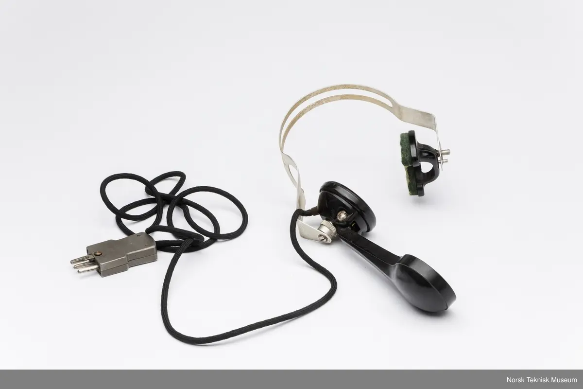 Headset med én hodetelefon, mikrofon og ledning med kontakt til bruk sammen med kamera.