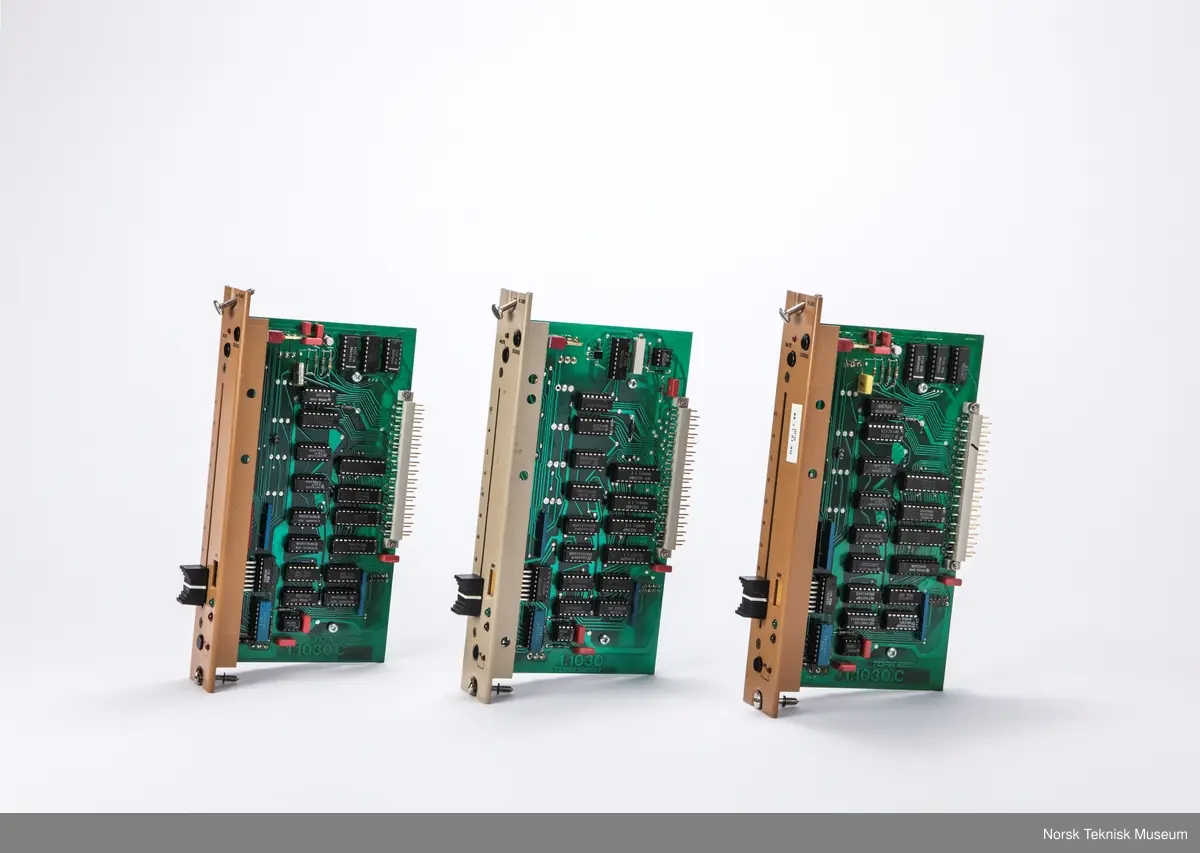 Reservedeler til Seemix kontrollbord: 8 stk I 3400 inngangsstriper, 3 stk R 3301 regulatorer, 1 hovedpanel og 1 plastbeskyttelse