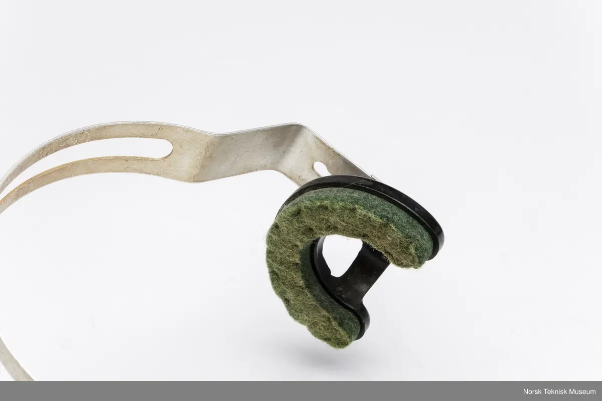 Headset med én hodetelefon, mikrofon og ledning med kontakt til bruk sammen med kamera.