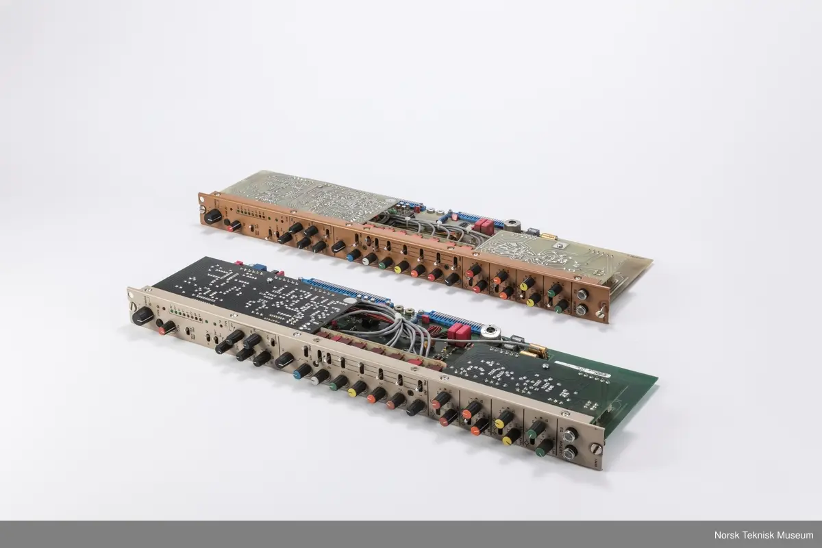 Reservedeler til Seemix kontrollbord: 8 stk I 3400 inngangsstriper, 3 stk R 3301 regulatorer, 1 hovedpanel og 1 plastbeskyttelse