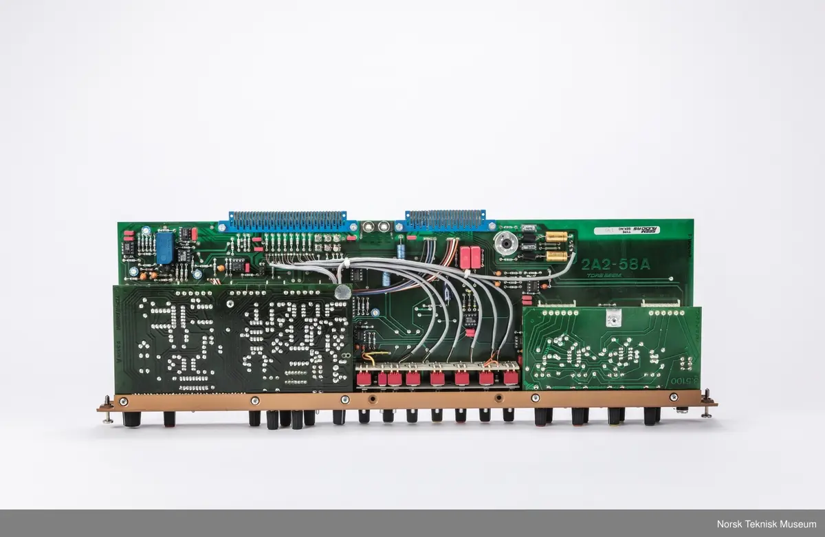 Reservedeler til Seemix kontrollbord: 8 stk I 3400 inngangsstriper, 3 stk R 3301 regulatorer, 1 hovedpanel og 1 plastbeskyttelse