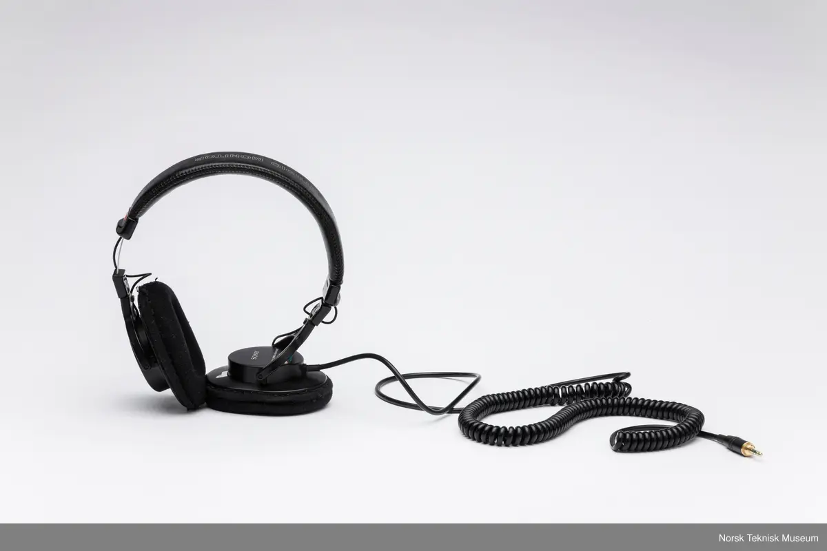 Hodetelefon med ledning og plugg.