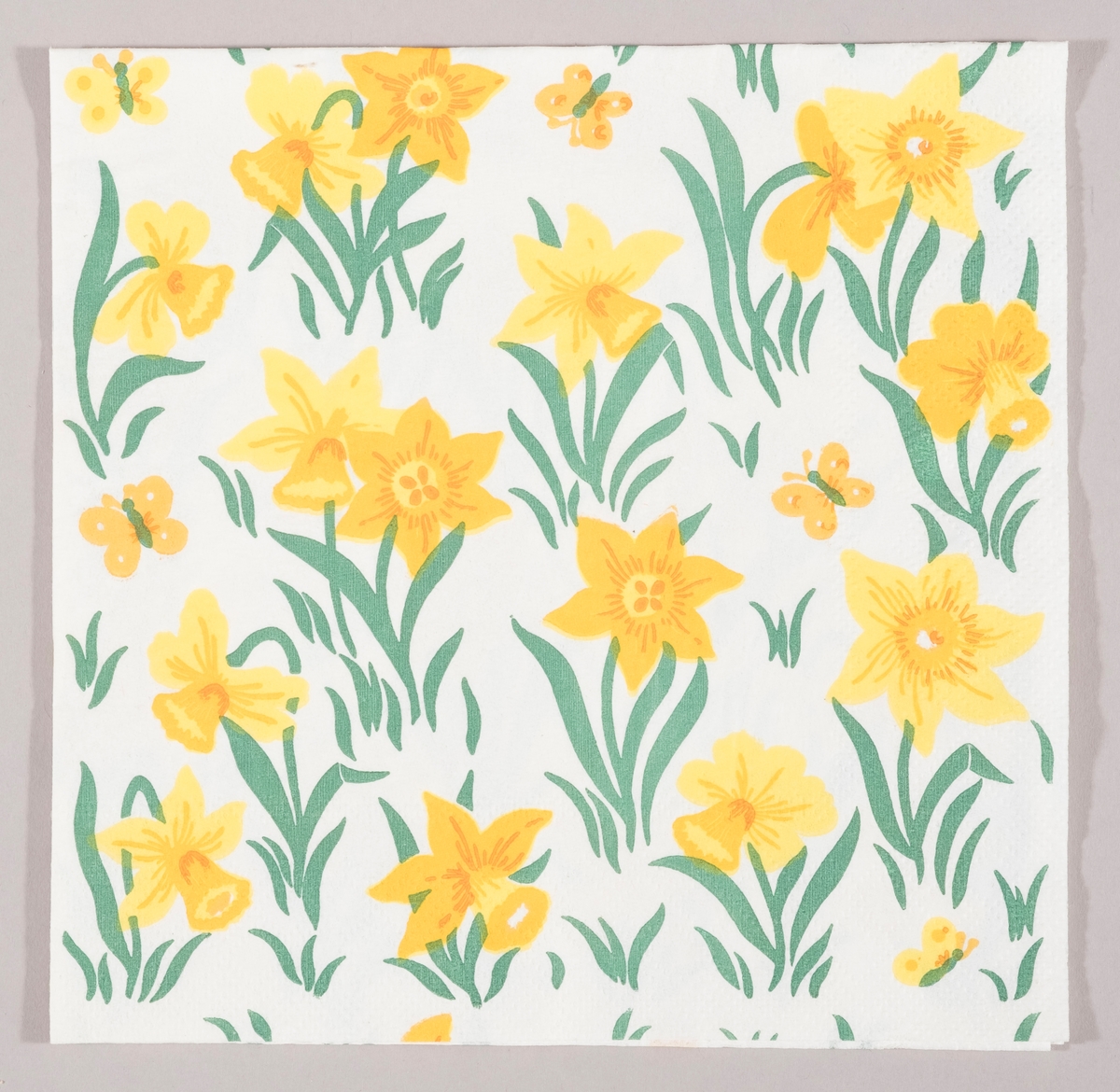 En blomstereng med påskeliljer og gule sommerfugler.