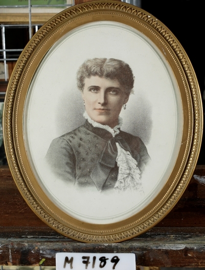Engelskt tryck efter färggravyr, föreställande operasångerskan Christina Nilsson. 1880-talet. 
Christina Nilsson (1843-1921)