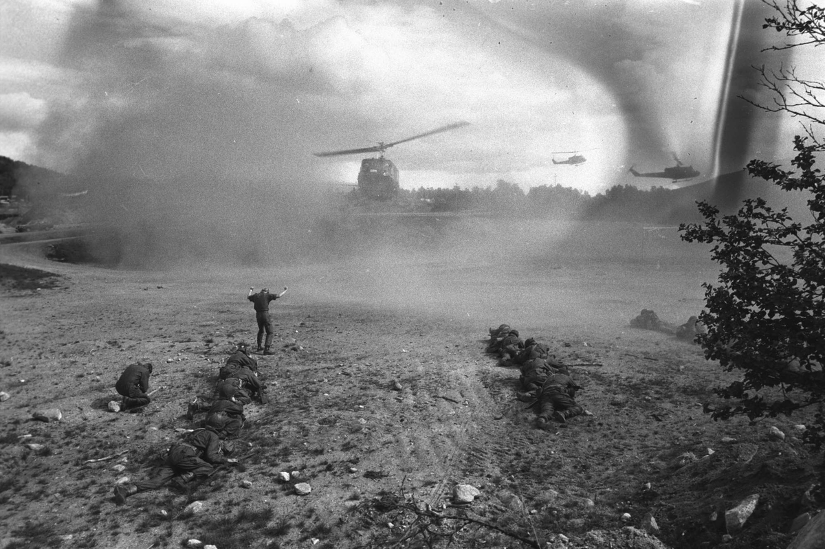 Soldater fra 3. bataljon øver med Bell-helikoptre.