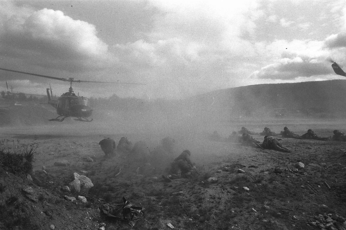 Soldater fra 3. bataljon øver med Bell-helikoptre.