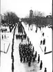 F6 Karlsborg 1947. Procession från Garnisonskyrkan till järnvägsstationen med de 5 ur F6 personal som omkom i en flygolycka i Salerno. I järnvägsvagnar transporterades sedan löjtnanterna Wånge och Pehrson samt flygplansmästaren Holm till sina respektive hemorter för gravsättning. Processionen fortsatte sedan till Karlsborgs södra kyrkogård där flygteknikerna Ågren och Thelner gravsattes. Albumet är en del av en donation från Karl-Axel Hansson, Karlsborg. Förteckning över hela donationen finns i albumet samt som Word-dokument.