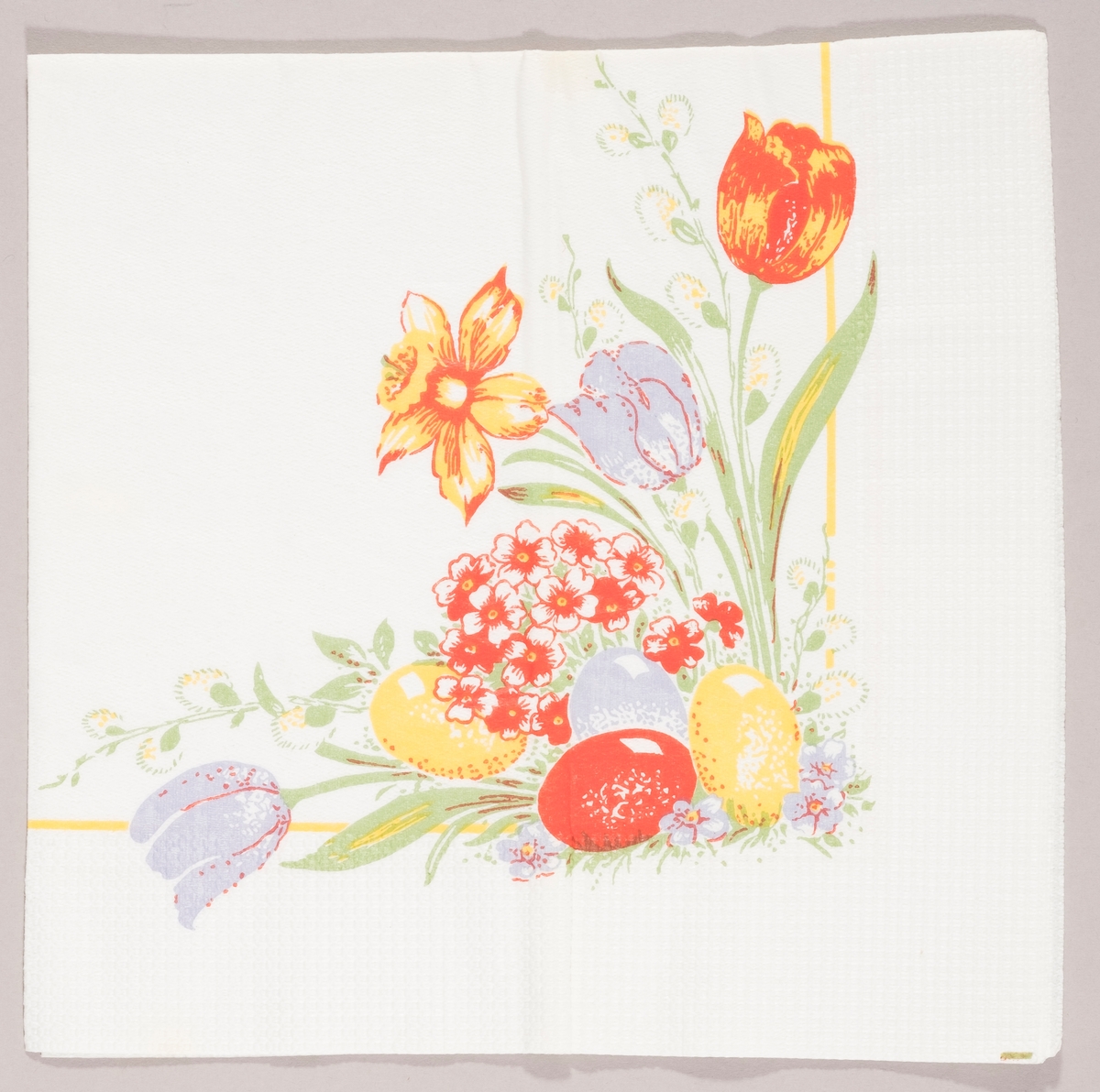 Kulørte påskeegg, tulipaner, grener med "gåsunger" og små blomster.