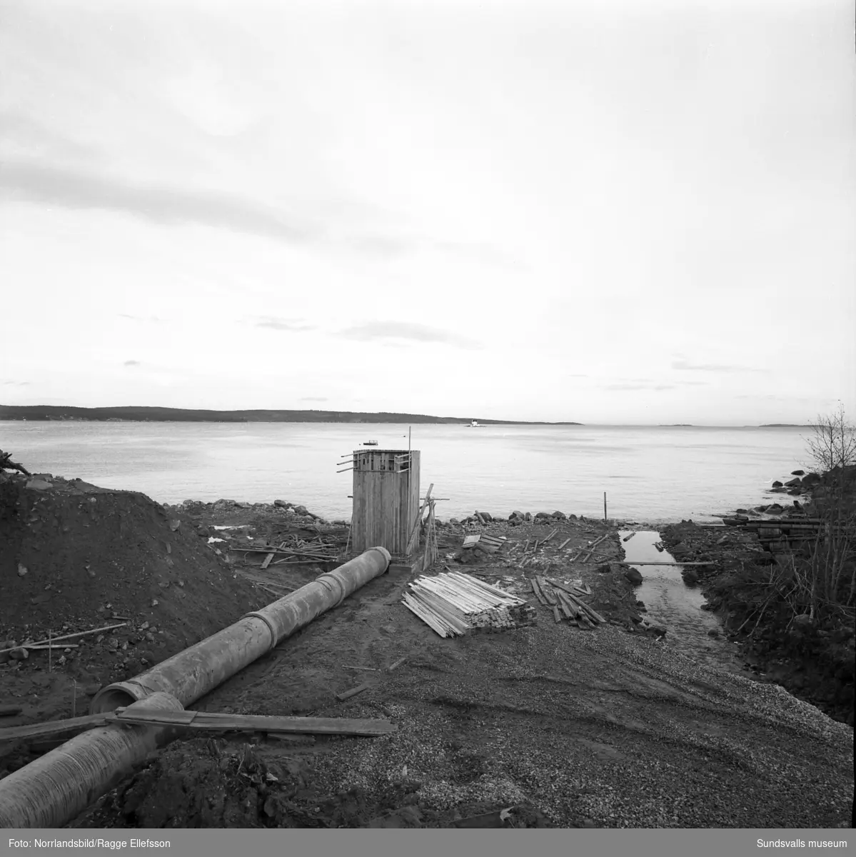 Bilder från det pågående kraftverksbygget i Nyhamn. Byggnaden som börjar ta form samt markplanering för de tillhörande oljecisternerna.