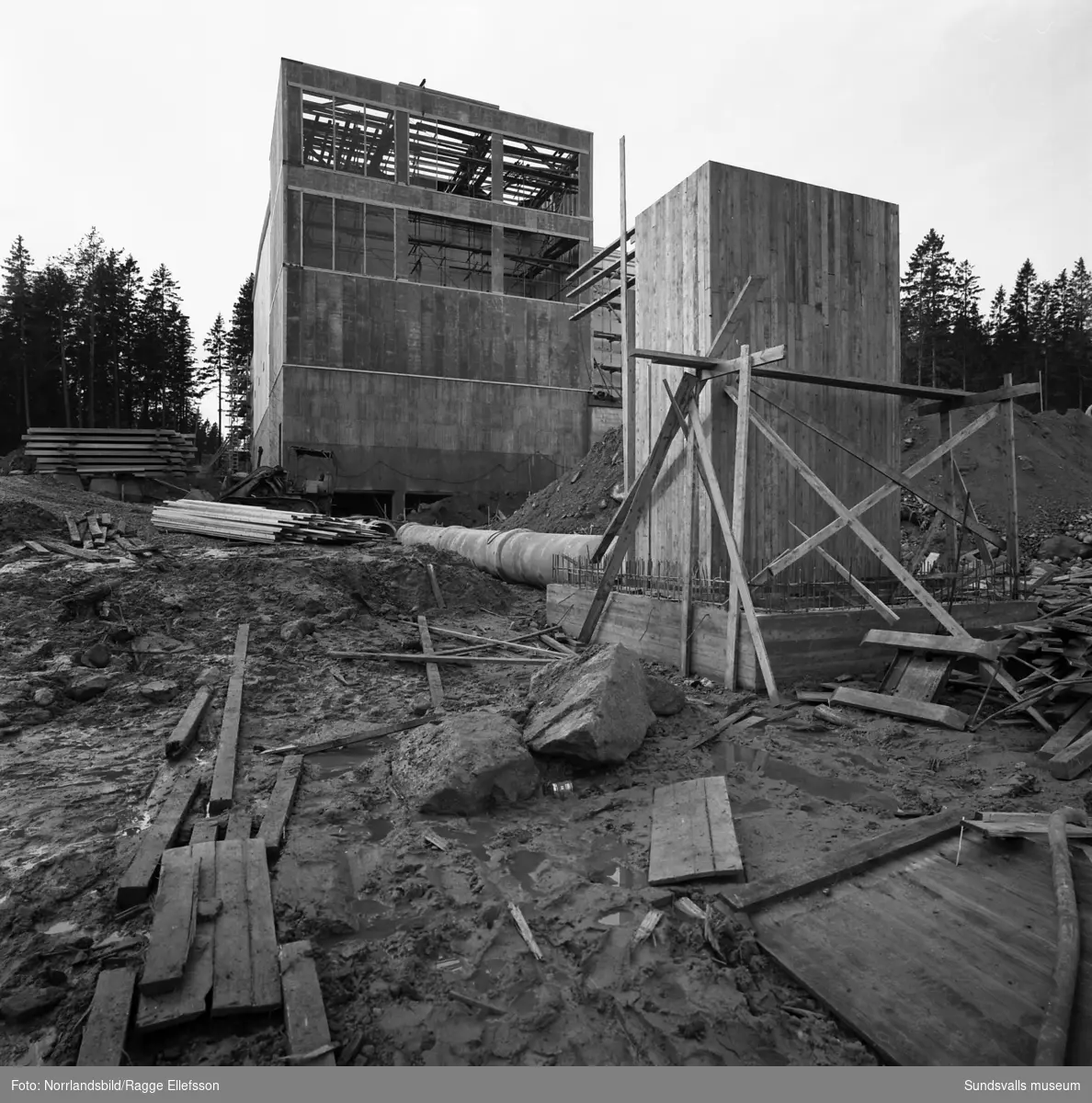 Bilder från det pågående kraftverksbygget i Nyhamn. Byggnaden som börjar ta form samt markplanering för de tillhörande oljecisternerna.