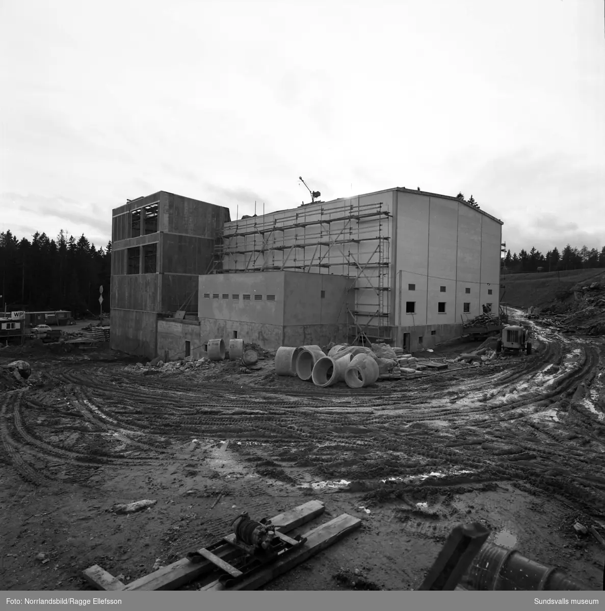 Bilder från det pågående kraftverksbygget i Nyhamn. Byggnaden som börjar ta form samt markplanering för de tillhörande oljecisternerna.