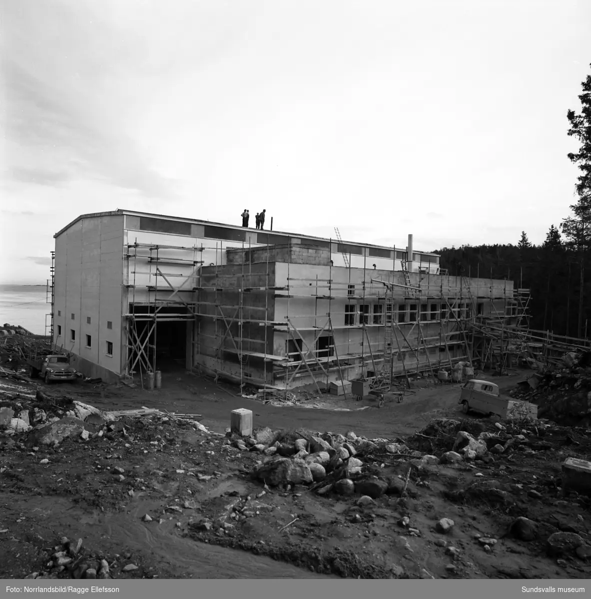 Bilder från det pågående kraftverksbygget i Nyhamn. Byggnaden som börjar ta form samt markplanering för de tillhörande oljecisternerna.