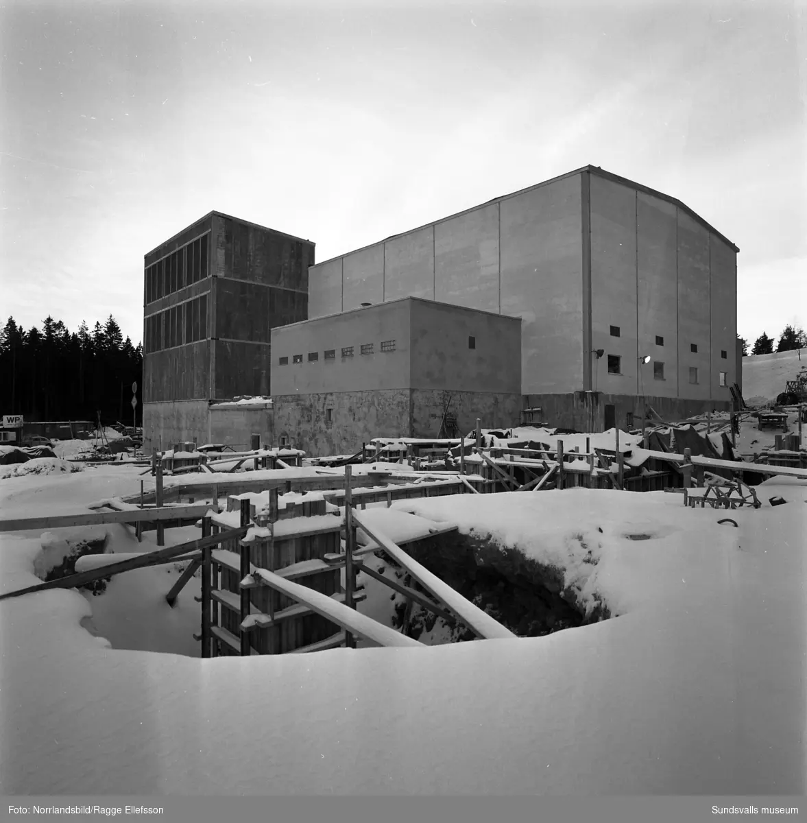 Kraftverksbygget i Nyhamn fortskrider med inredning, rördragningar, montering av maskindelar och bygge av oljecisterner.