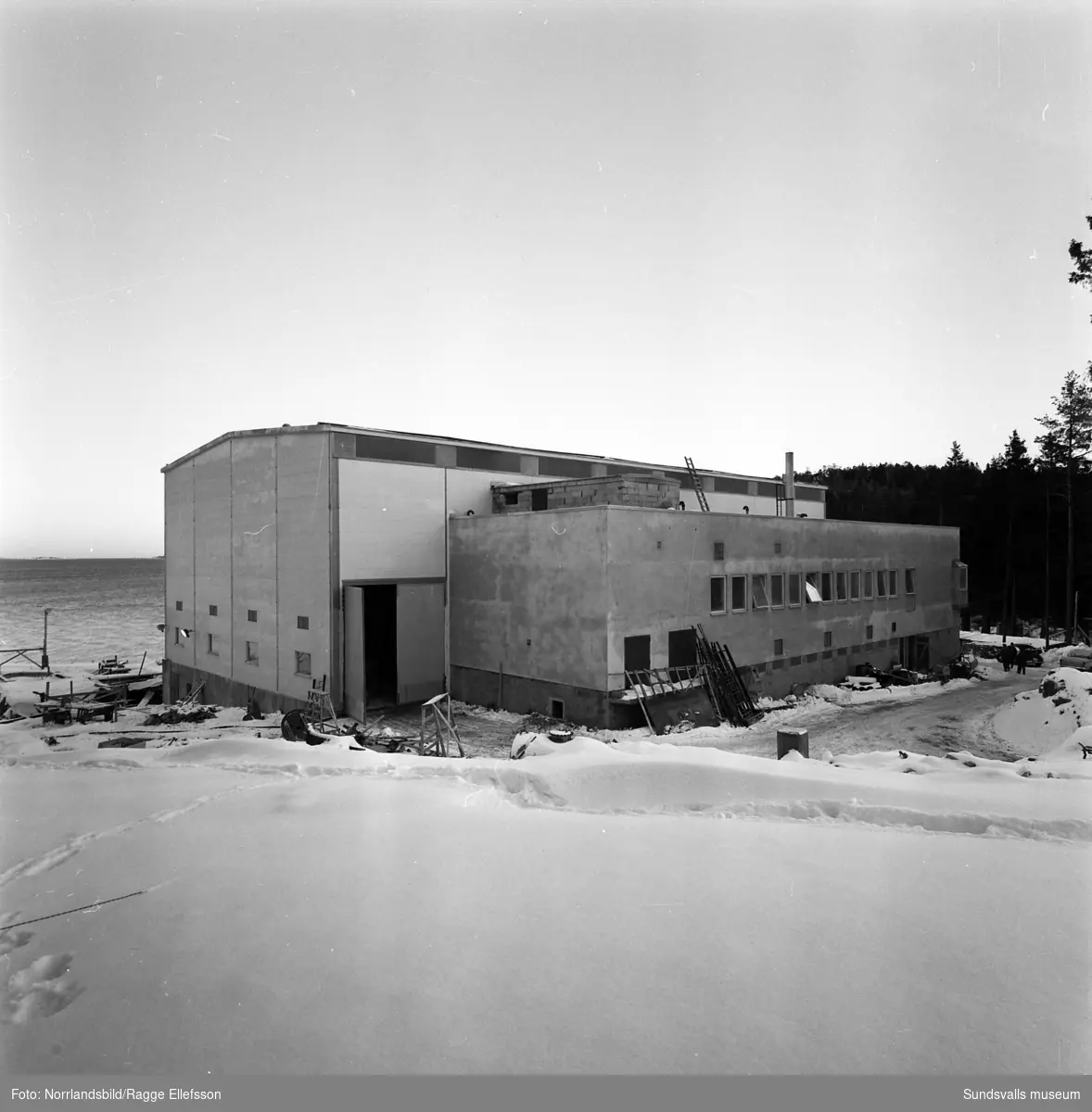 Kraftverksbygget i Nyhamn fortskrider med inredning, rördragningar, montering av maskindelar och bygge av oljecisterner.