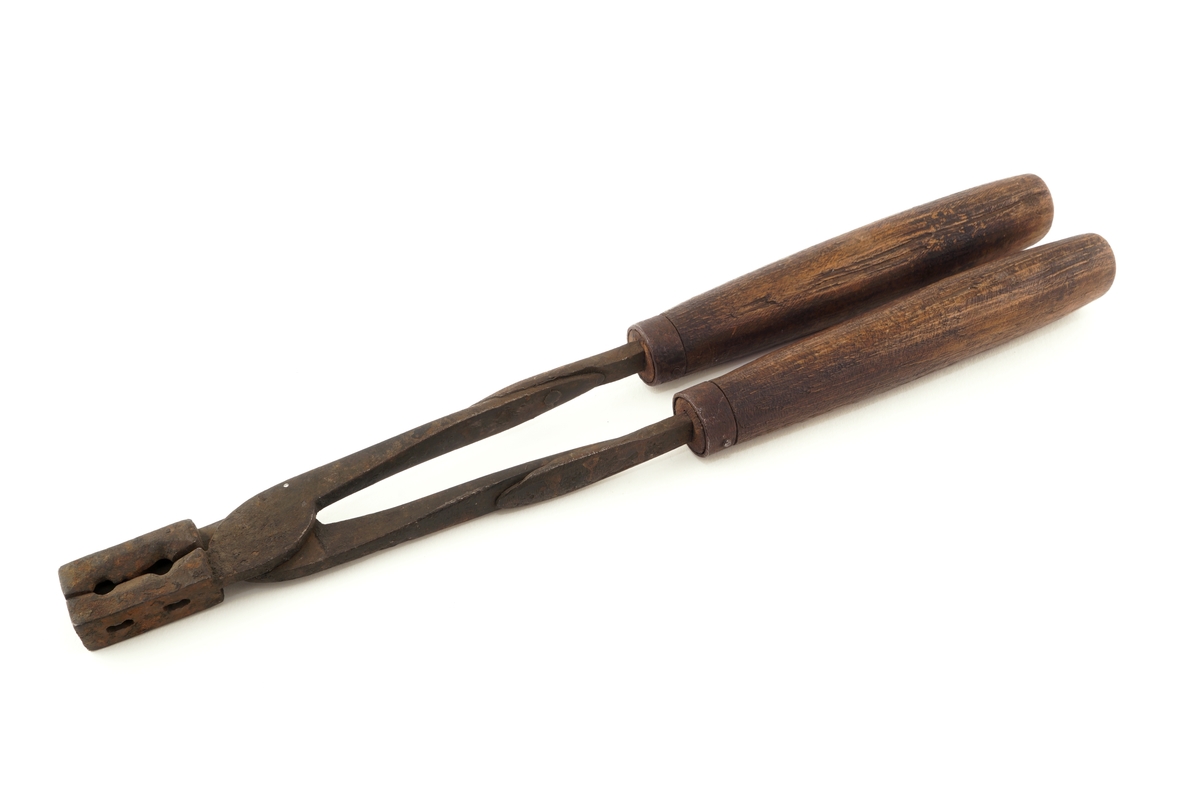 Plombestøpetang av jern m/ treskaft.