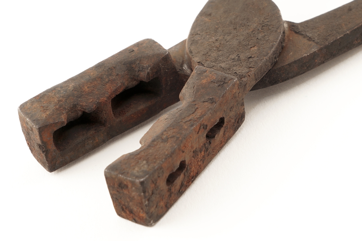 Plombestøpetang av jern m/ treskaft.