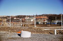 Vy från Broslättsgatan över spårvägslinjen 4:ans vändslinga 