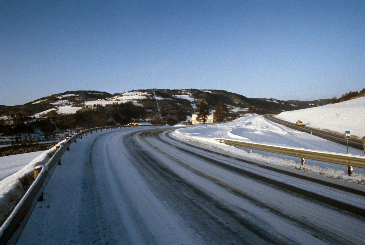 Lillehammer. Gudbrandsdalsvegen sett mot nord-vest fra brua over E6.  E6 til høyre.  Nordhove gård og Jørstadhøgda i bakgrunnen.