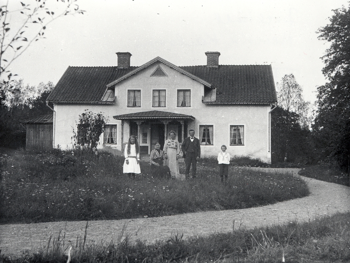 Bilden visar familjen på gården Bredshult, som ligger vid landsvägen mellan Ishult och Hjorted. Gården är belägen strax söder om Getterum invid Bredsjön.