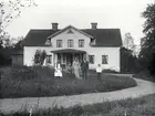 Bilden visar Henrik Karlsson med familj på gården Breshult 1918. Gården ligger vid landsvägen mellan Ishult och Hjorted och är belägen strax söder om Getterum invid Bredsjön.
