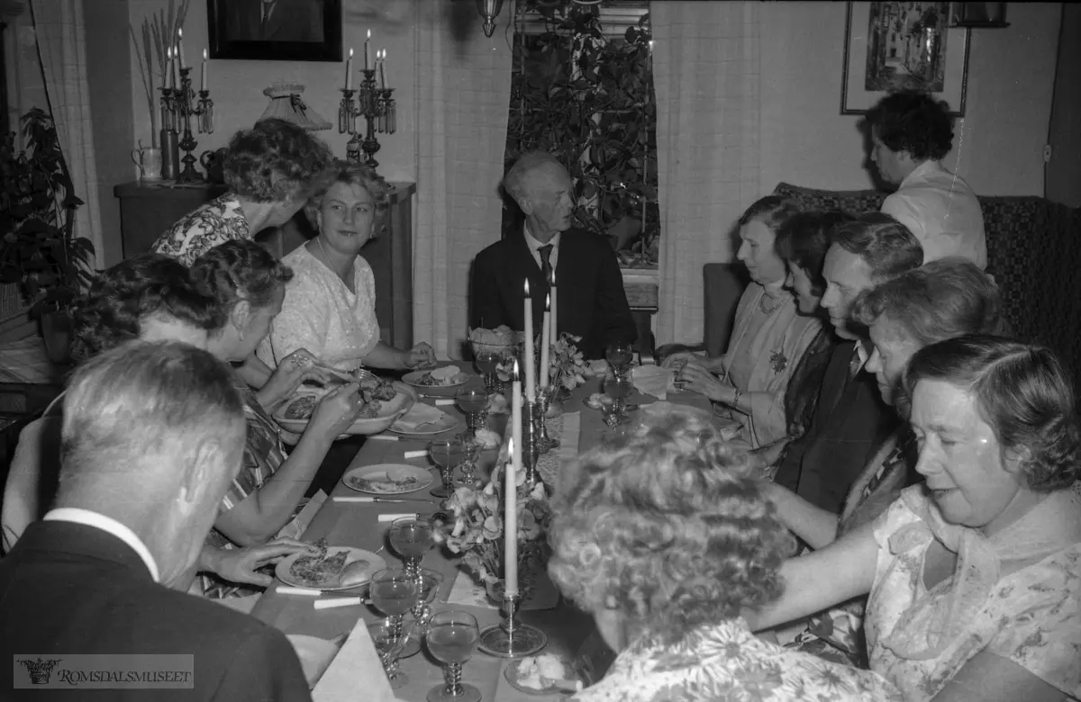 (gy28uigba), Hjemme hos Høyer-Finn.."august-september 1963".«Aase Nordmo Løvberg».«Klubbtreff»