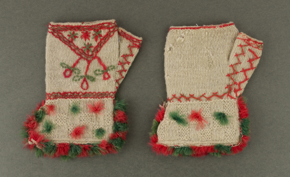 Tvåändstickade halvvantar av garn gjorda av har- och fårull. Naturgrå, med broderi i flät- och stjälksöm i rött och grönt. Kragen kantad med frans i rött och grönt.