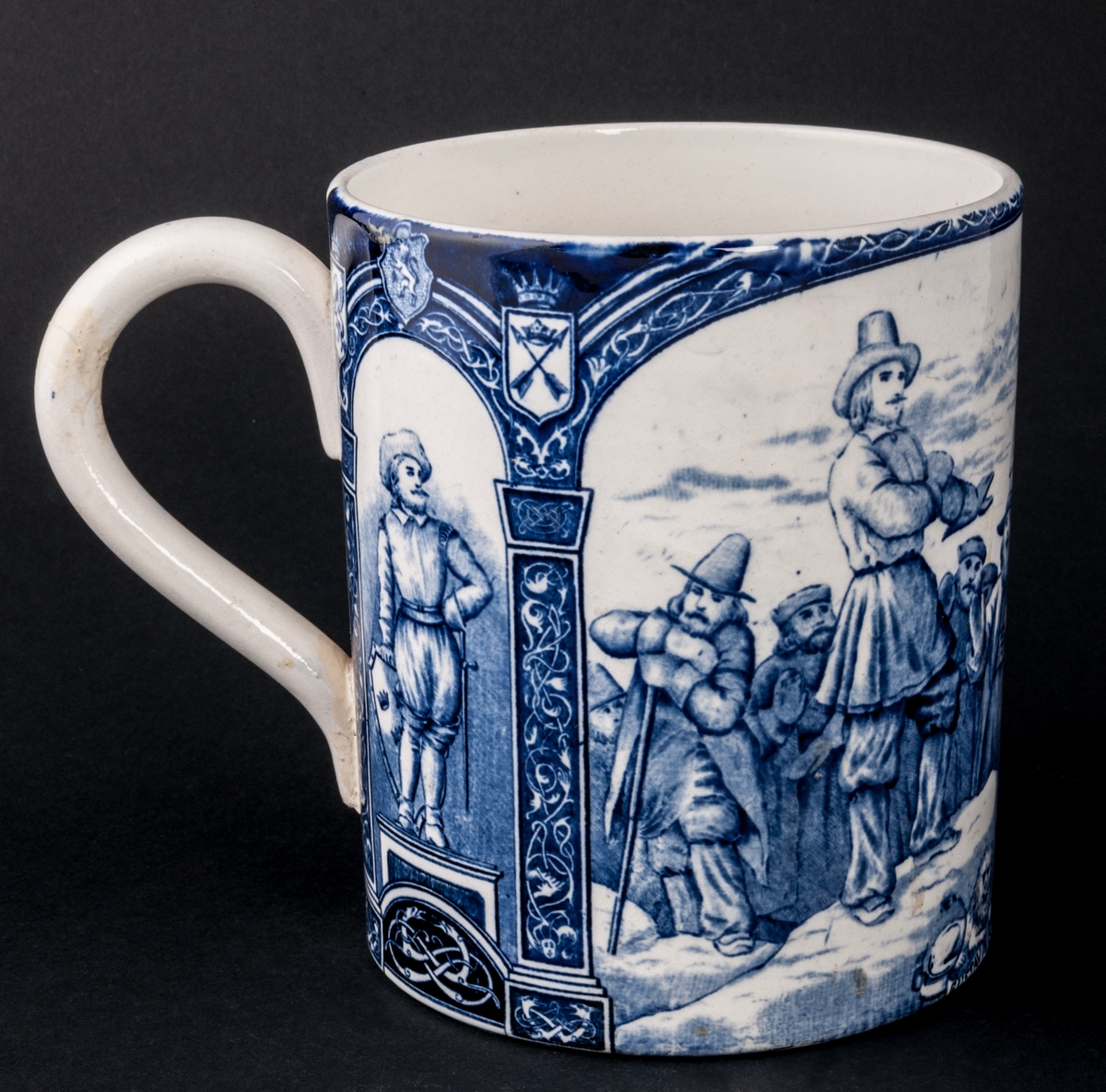 Mugg, blå dekor, "Gustaf  Vasa vid Mora".
Rörstrand. Märkt under botten.