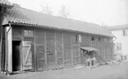 Gårdsinteriör från Platensgatan 4 i Linköping. Dokumenterad av Östergötlands museum inför rivning 1927.