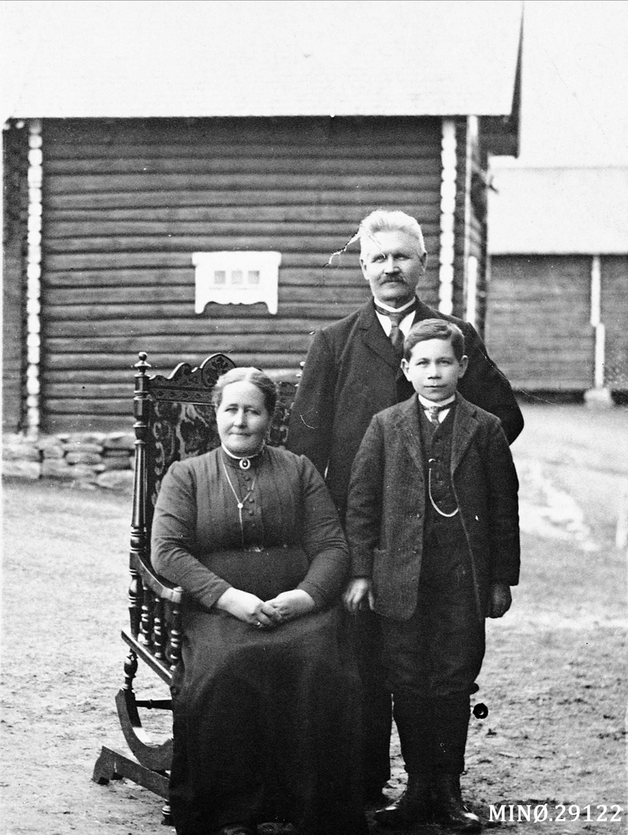 Familiebilde. familien Kveberg. Gurin, Lars og Marie Kveberg