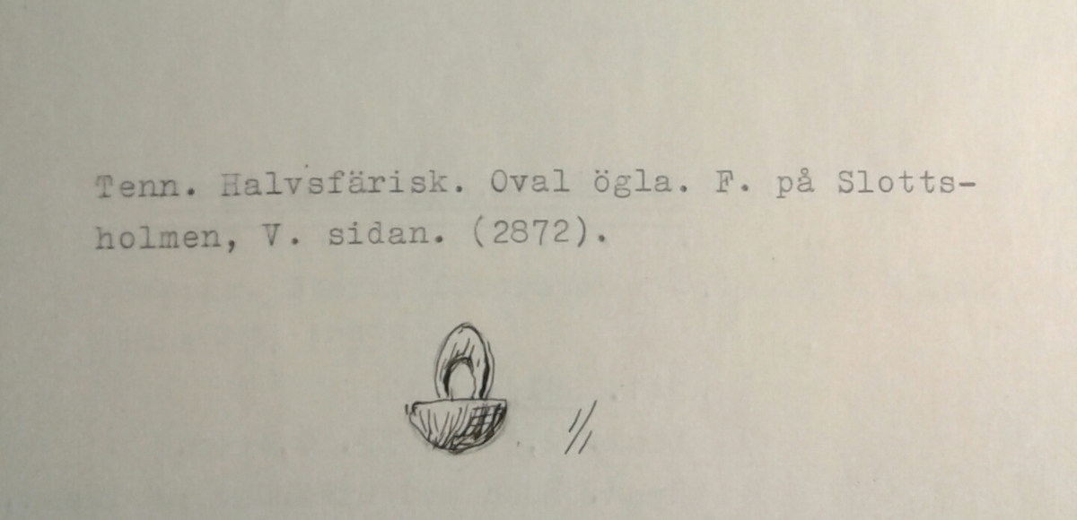 Halvsfärisk knapp av tenn med oval ögla.