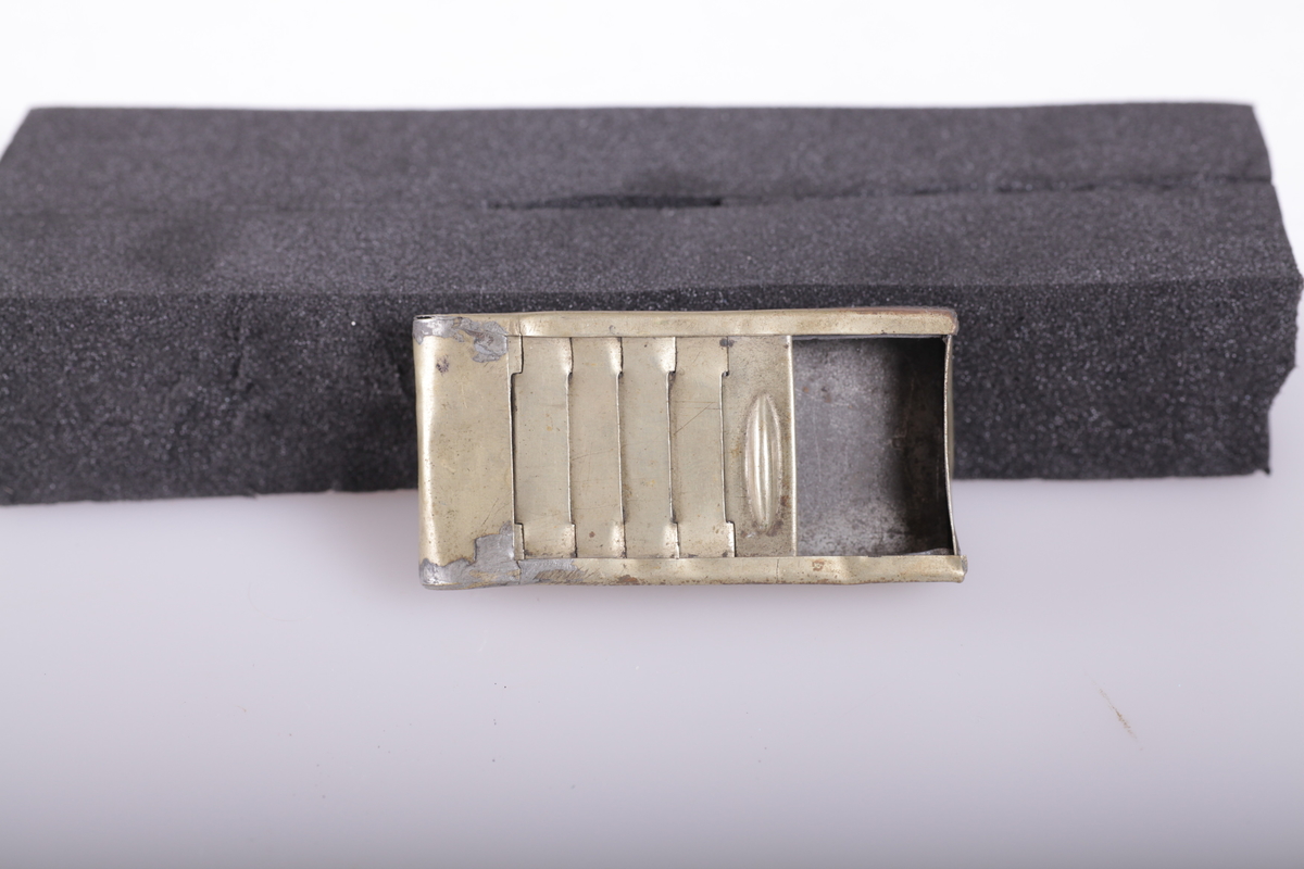 Esken har leddet skyvelokk som forsvinner i den dobbelte bunn, riveflate på den ene siden