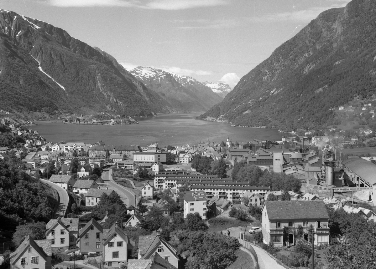 Odda sentrum sett frå Brendehaug, Tungebrekke