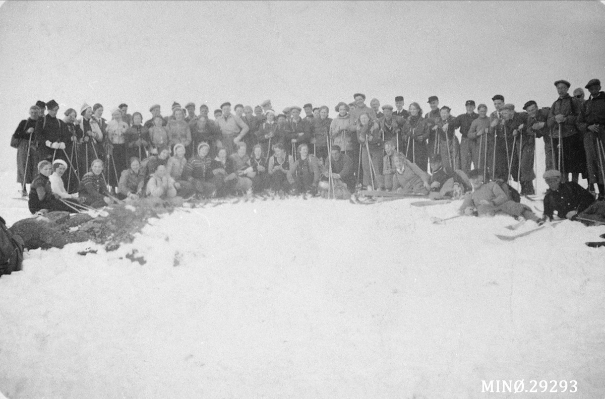 Nøren, Os og Dalsbygda ungdomslag. på skituflukt til setersjøen. 