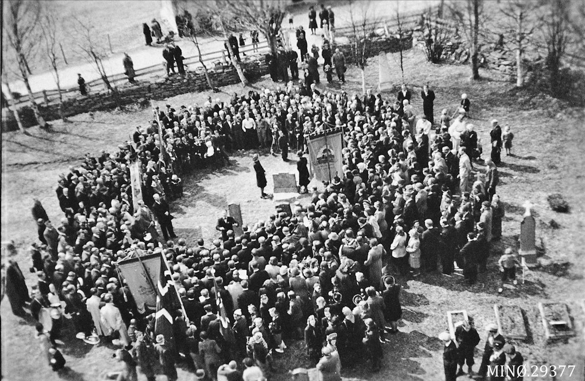 Gruppebilde. Menneskemengde utenfor Os kirke 17. mai 1945