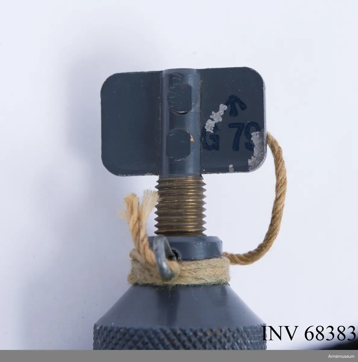 Grå plåtlåda med 6 ampuller innehållande acetonlösningar för olika tidsutlösningar.
Burster type 6.

A.C. Delay Mark I, TROPICAL PACK, Utlösare till fästmina:

With T/D Batch no (oläsligt), DATE 23 FEB 1945
BURSTER TYPE 6. TROPICAL PACK. A. 

Inklusive tändanordning och 6 st färgampuller med beskrivning. 
Acetone Celluloid
På instruktionen på insidan Type B
Vid 15 grader C fördröjs ampullernas utlösning med:
•	Röd 4 ½ time
•	Orange 7 ½ time
•	Gul 15 timmar
•	Grön 26 timmar
•	Blå 42 timmar
•	Violett 5 ½ dag
Notera att det kan ske en avvikelse på 15 % åt vardera hållet förutom Röd då avvikelsen kan vara 2 timmar åt båda hållen.