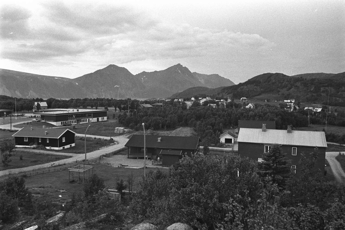 Bebyggelse på Bjarkøy. Skole til venstre.