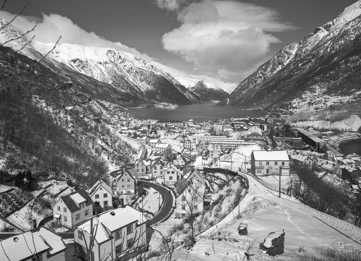 Utsikt over Odda sentrum frå Tungebrekke. Brendehaugen og Tjoadalen i framgrunnen. Sørfjorden mot nord.