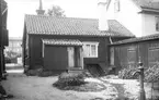 Dokumentation av Hunnebergsgatan 25 i Linköping 1929. Bilden visar ett av gårdshusen. Vy från norr.