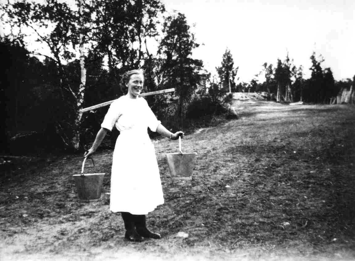 Kvinne bærer vann