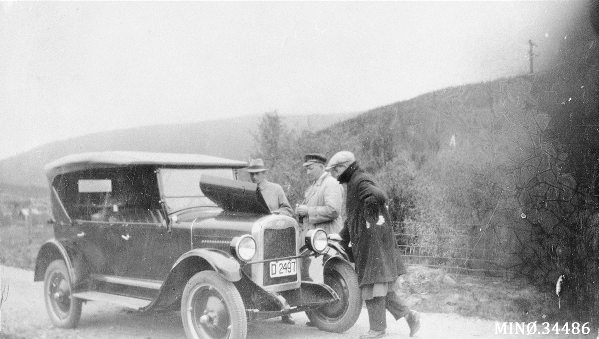 Biltur. Menn med flott bil (Chevrolet D 2497), eier: H. Funæsdahl, Tufsingdalen pr. Os)