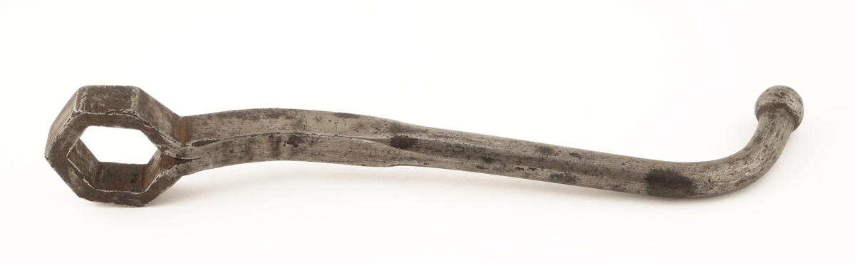 Plomberingstang av metall med skrumekanisme og nøkkel