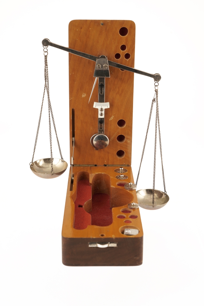 Vektarm, vektskåler og 7 vekter (1 mangler) pakket i en treeske med lokk