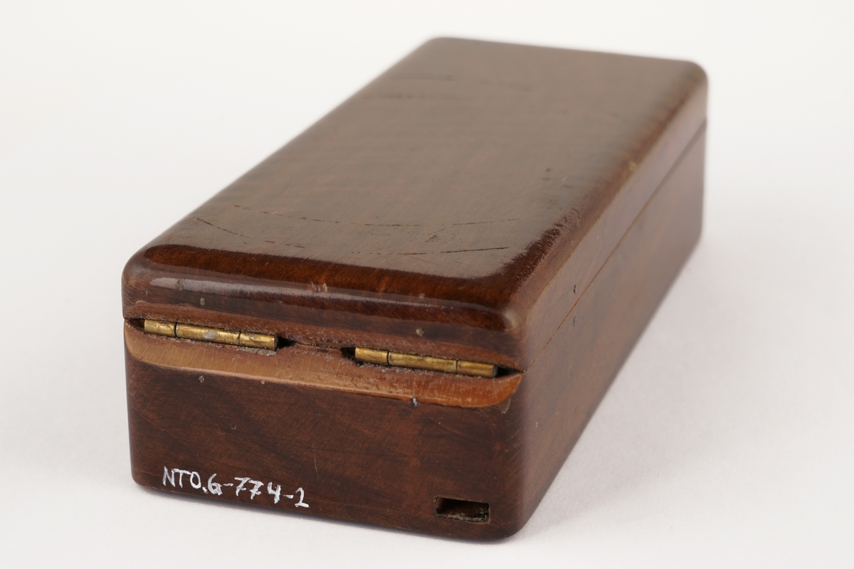 Vektarm, vektskåler og 7 vekter (1 mangler) pakket i en treeske med lokk