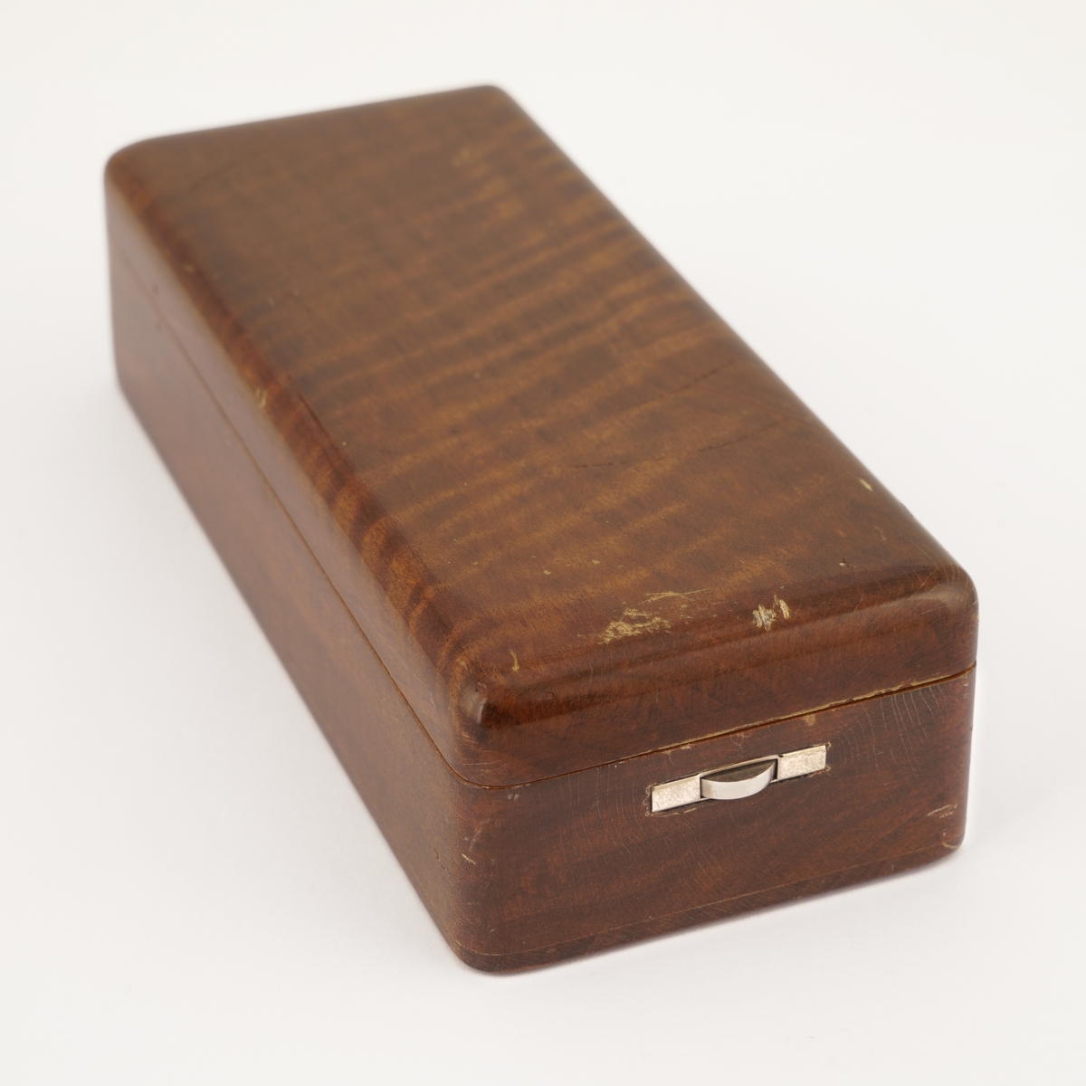 Vektarm, vektskåler og 7 vekter (1 mangler) pakket i en treeske med lokk